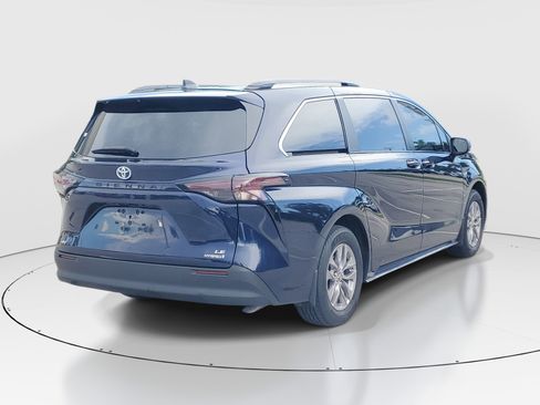 Used 2024 Toyota Sienna LE AWD/4WD image 3