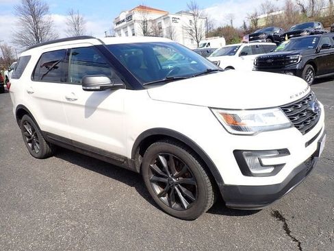 Used 2017 Ford Explorer XLT w/ Equipment Group 202A image 7