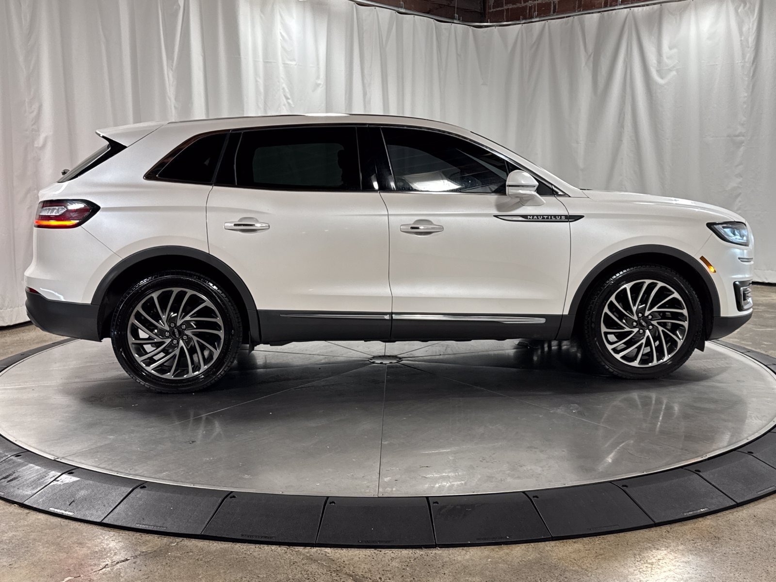 Used 2019 Lincoln Nautilus Reserve AWD/4WD image 6