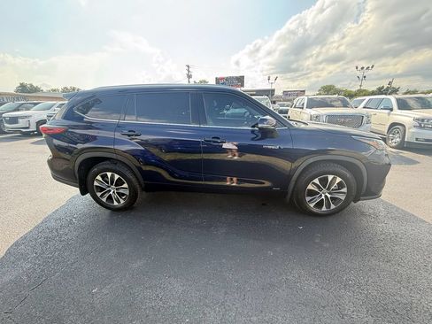 Used 2020 Toyota Highlander XLE AWD/4WD image 2