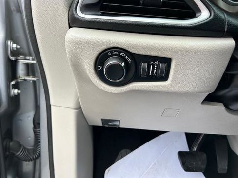 Used 2020 Chrysler Voyager Lxi image 24