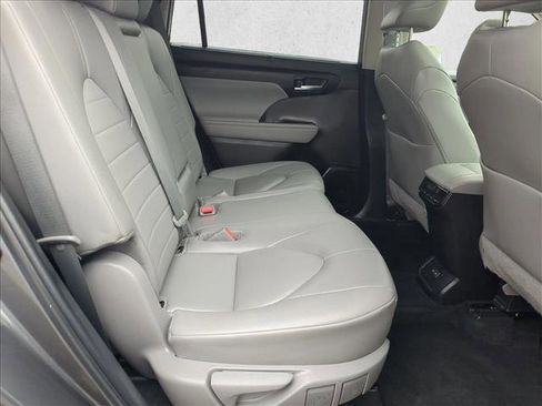Certified 2023 Toyota Highlander XLE image 19