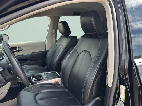 Used 2024 Chrysler Pacifica Limited FWD image 24