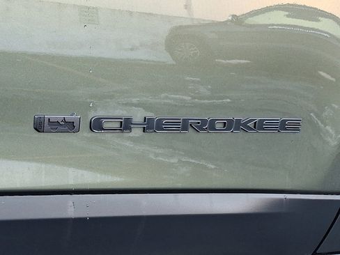 Used 2021 Jeep Cherokee Latitude Lux 80th Anniv w/ Quick Order Package 26U 80TH image 30