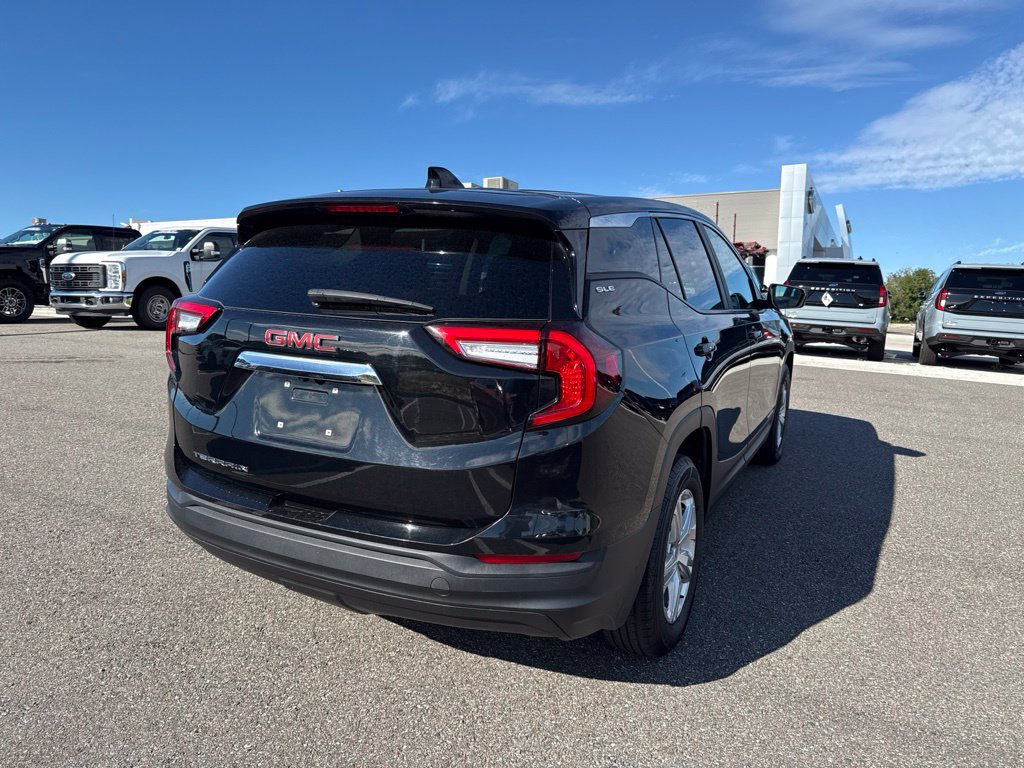 Used 2024 GMC Terrain SLE FWD image 2