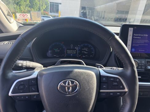 Used 2024 Toyota Grand Highlander AWD image 8