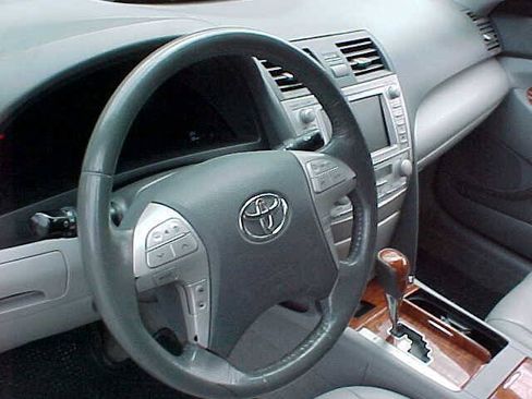 Used 2011 Toyota Camry XLE w/ SE/XLE Extra-Value Pkg FWD image 23
