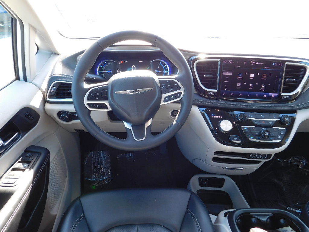 Used 2024 Chrysler Pacifica Limited FWD image 17