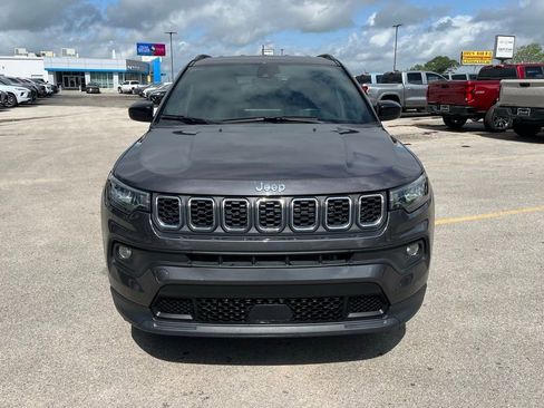 Used 2024 Jeep Compass Latitude AWD/4WD image 2