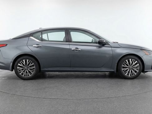 Used 2025 Nissan Altima 2.5 SV image 11