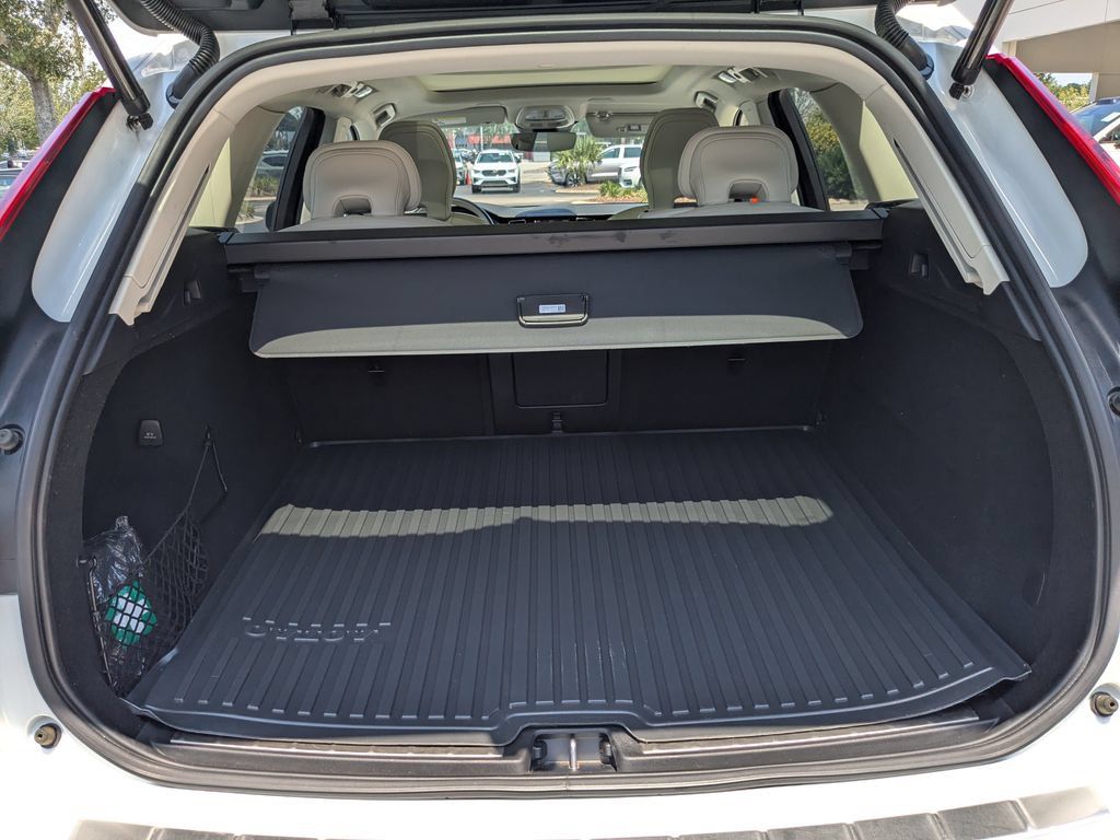 Certified 2024 Volvo XC60 B5 Ultimate w/ Protection Package Premier AWD/4WD image 16
