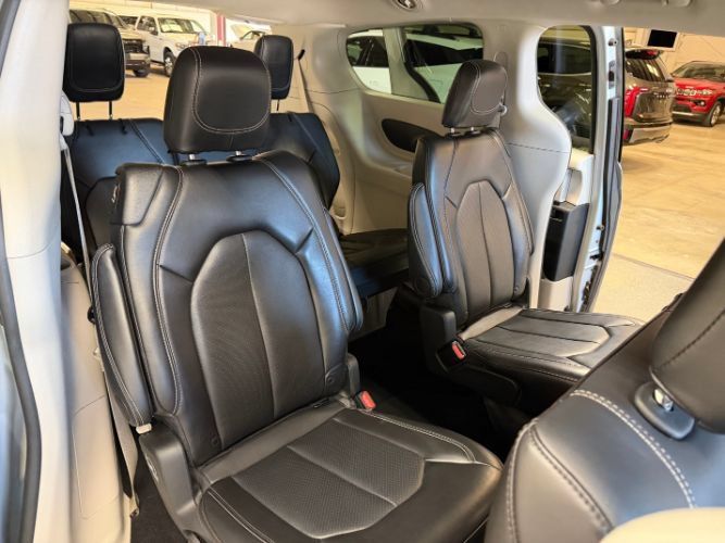 Used 2024 Chrysler Pacifica Touring-L FWD image 30