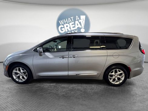 Used 2020 Chrysler Pacifica Touring-L Plus w/ Tire & Wheel Group FWD image 7