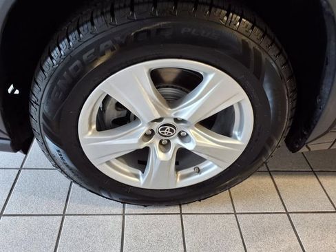 Used 2023 Toyota Highlander L FWD image 5