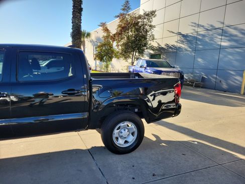 Used 2022 Toyota Tacoma SR image 4