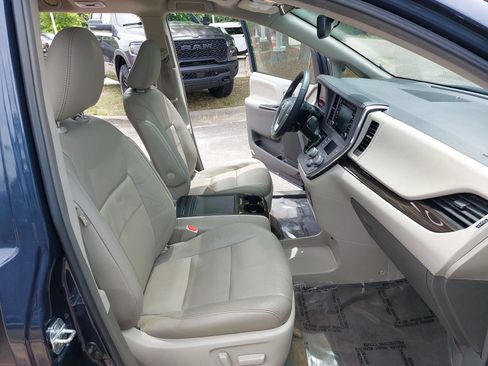 Used 2018 Toyota Sienna XLE Premium FWD image 10