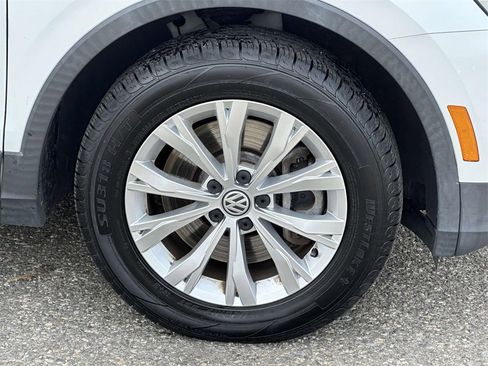 Used 2018 Volkswagen Tiguan SE w/ Panoramic Sunroof Package image 6