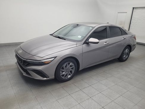 Used 2024 Hyundai Elantra SEL FWD image 2