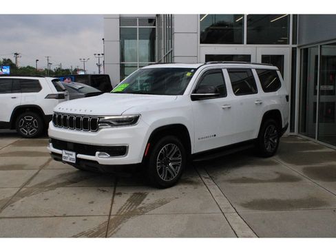 Used 2023 Jeep Wagoneer 4WD w/ Premium Group I image 3