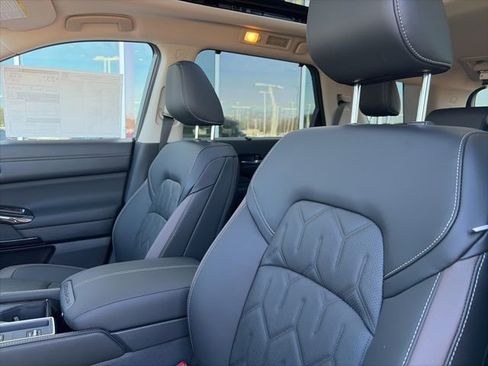 New 2026 Nissan Pathfinder Platinum image 9