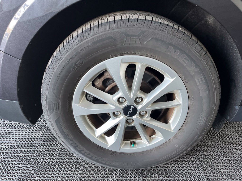 Used 2024 Kia Carnival LX FWD image 26