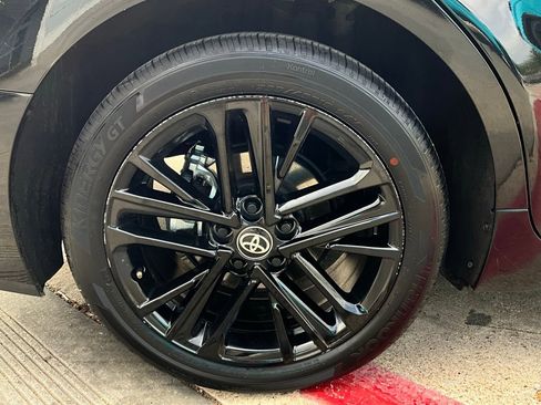 Used 2025 Toyota Camry SE image 9