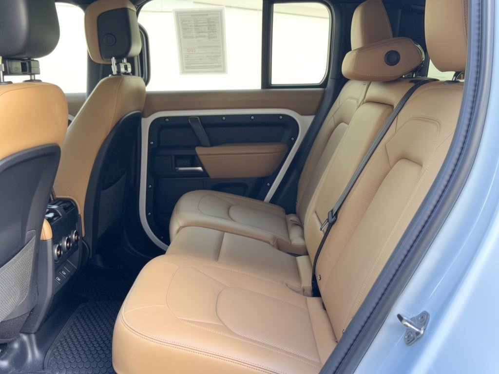 Used 2025 Land Rover Defender 110 X-Dynamic SE AWD/4WD image 25