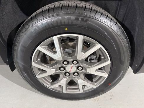 Used 2022 GMC Acadia SLE image 9