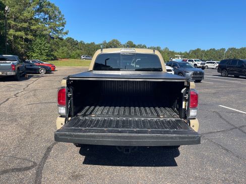 Used 2020 Toyota Tacoma TRD Sport w/ Technology Package AWD/4WD image 16