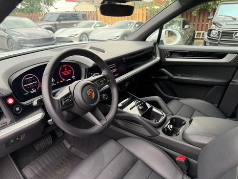 Used 2024 Porsche Cayenne AWD/4WD image 10