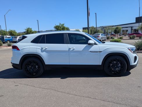 Used 2024 Volkswagen Atlas Cross Sport SE image 6