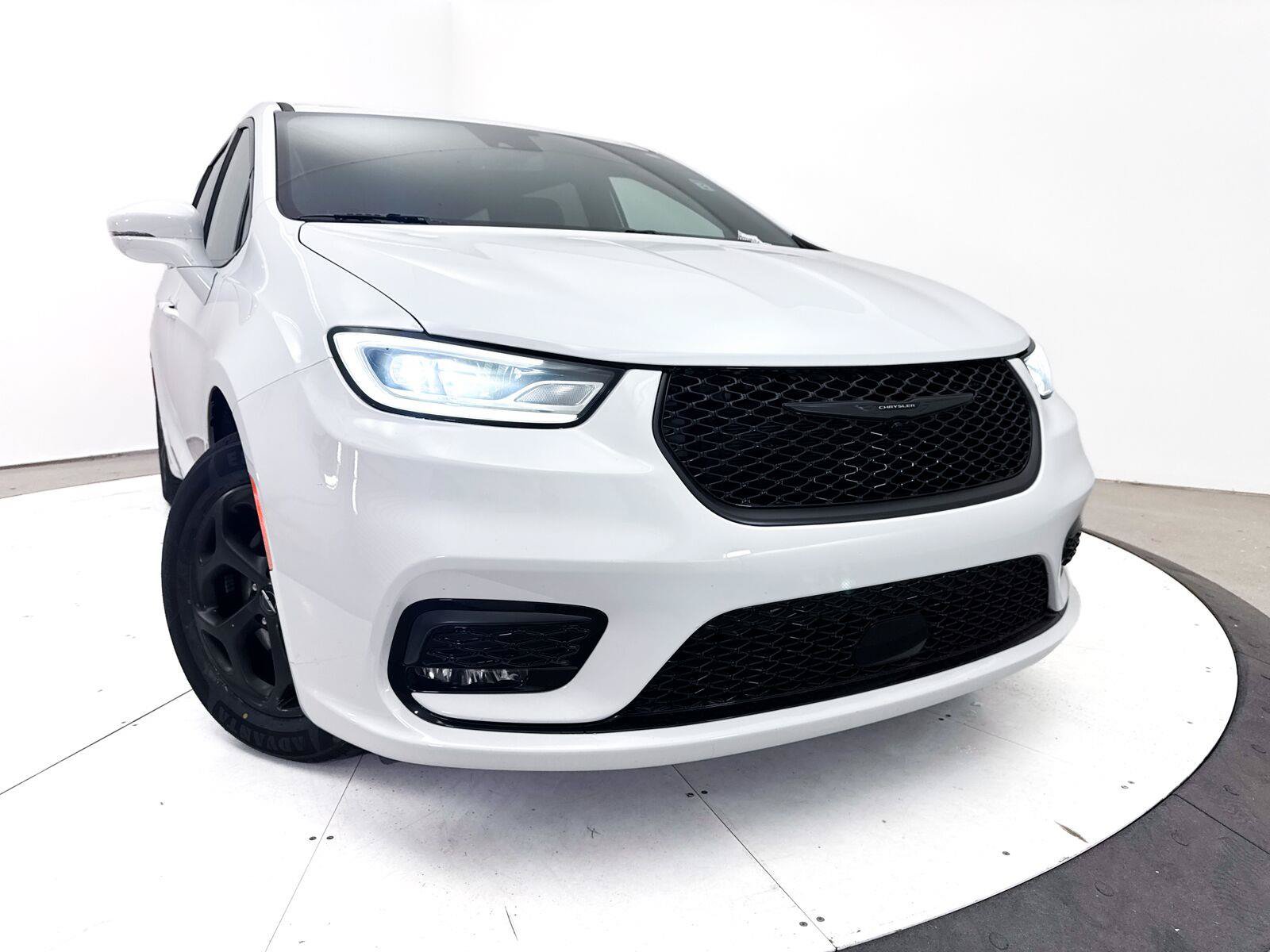 Used 2022 Chrysler Pacifica Touring-L w/ S Appearance Package FWD image 5