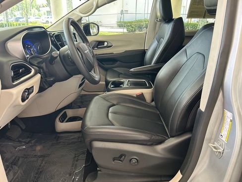 Used 2024 Chrysler Pacifica Touring-L FWD image 6