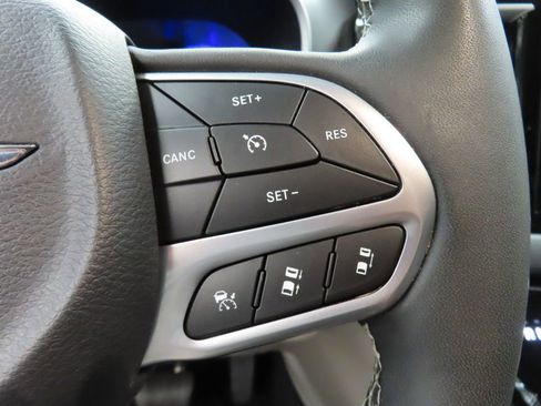 Used 2024 Chrysler Pacifica Touring-L FWD image 48