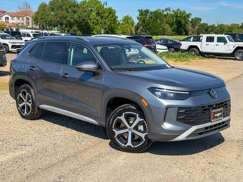 New 2026 Volkswagen Tiguan SE image 3