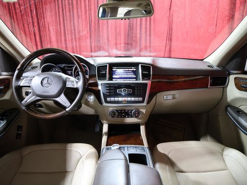 Used 2015 Mercedes-Benz GL 550 4MATIC w/ Driver Assistance Package image 16