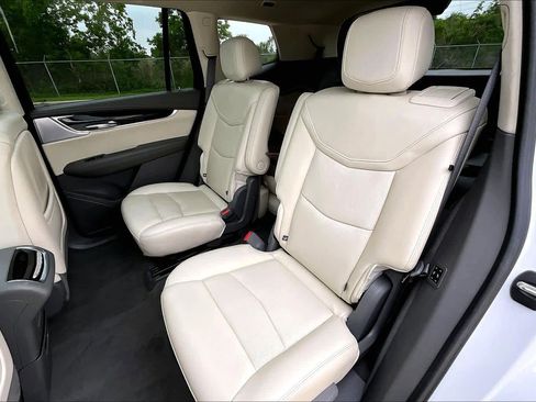 Used 2022 Cadillac XT6 Premium Luxury w/ Technology Package FWD image 21