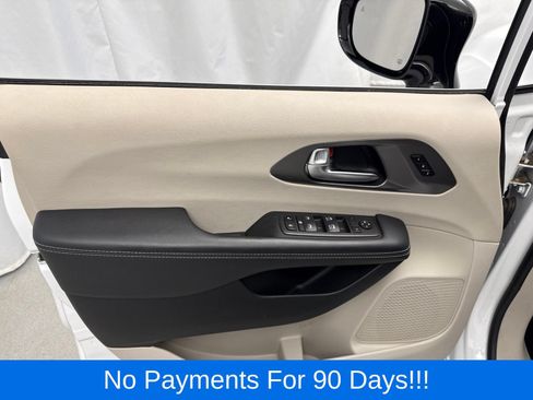 Used 2024 Chrysler Pacifica Touring-L FWD image 11