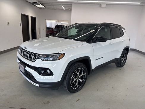 Used 2025 Jeep Compass Limited image 4