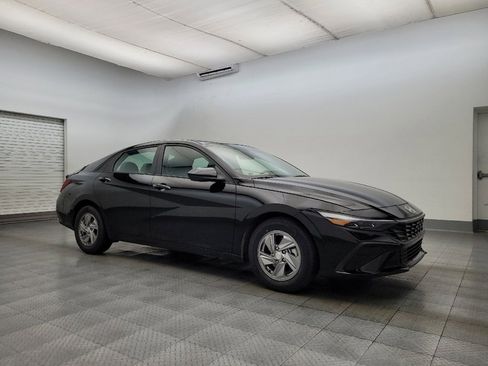 Used 2025 Hyundai Elantra SE image 11