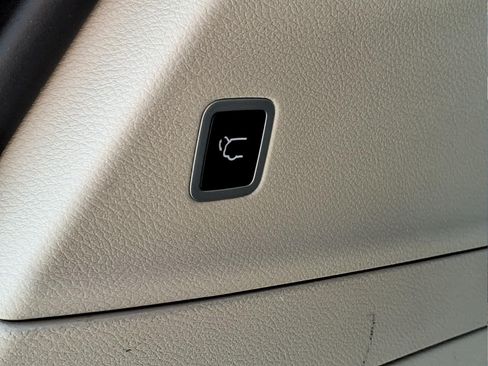 Used 2024 Chrysler Pacifica Touring-L FWD image 5