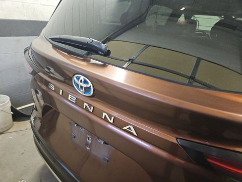 Used 2022 Toyota Sienna Limited image 11