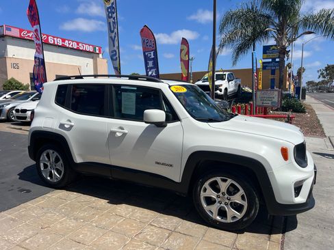 Used 2019 Jeep Renegade Latitude w/ UConnect 8.4 Nav Group FWD image 9