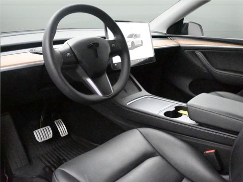 Used 2025 Tesla Model Y Performance image 2