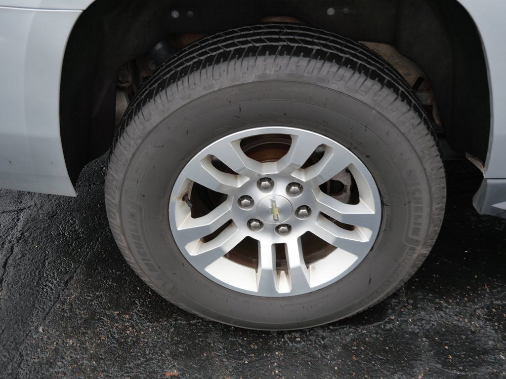 Used 2019 Chevrolet Suburban LT AWD/4WD image 9