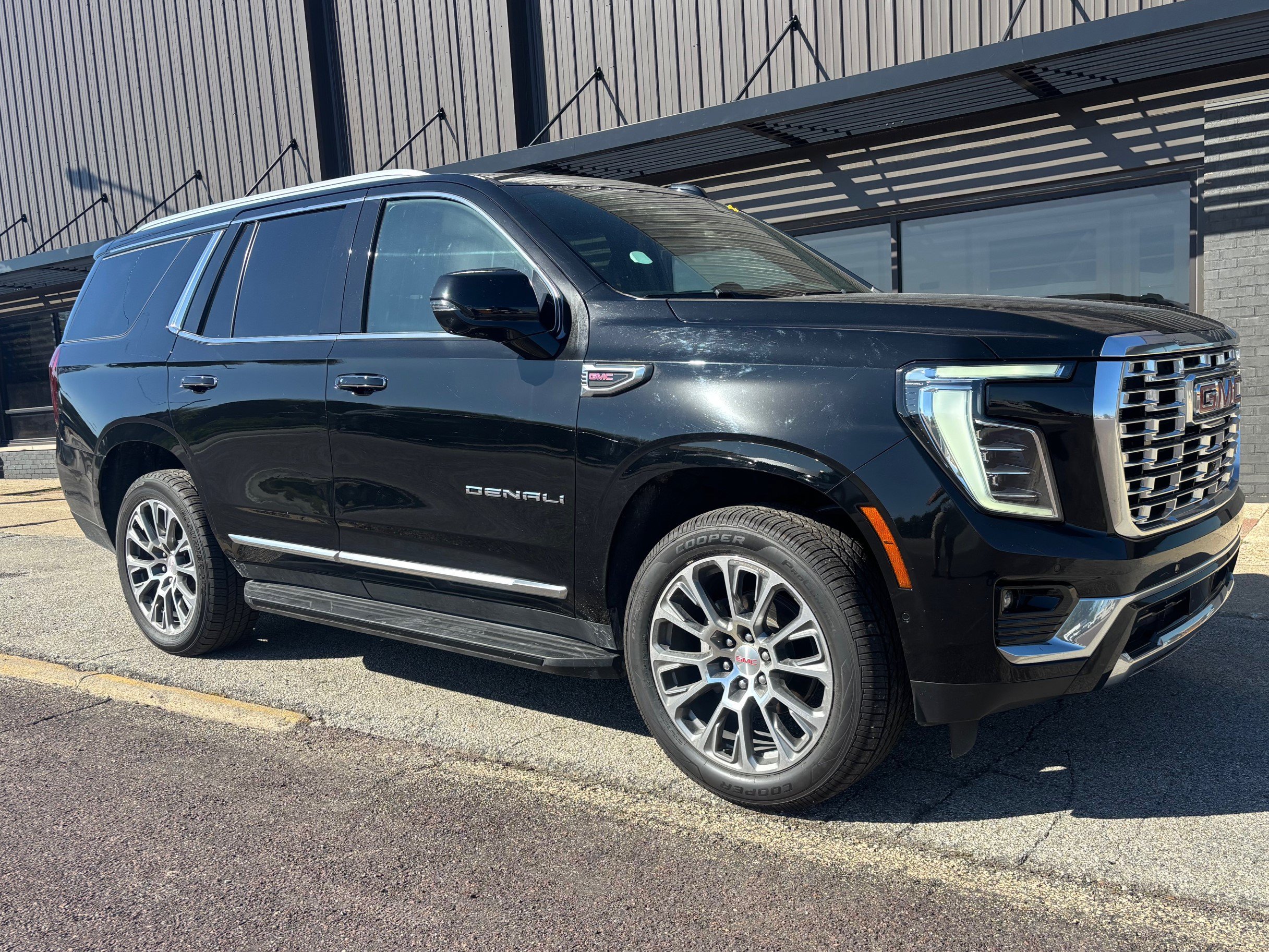 Used 2025 GMC Yukon Denali AWD/4WD image 3