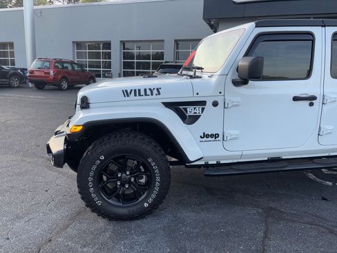 Used 2025 Jeep Gladiator Sport image 7