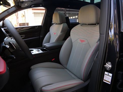 Used 2025 Bentley Bentayga Extended Wheelbase image 2