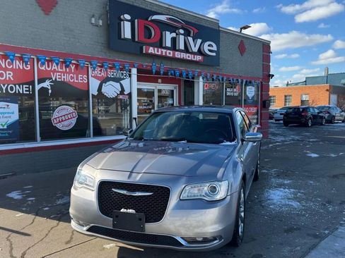 Used 2017 Chrysler 300 C image 1