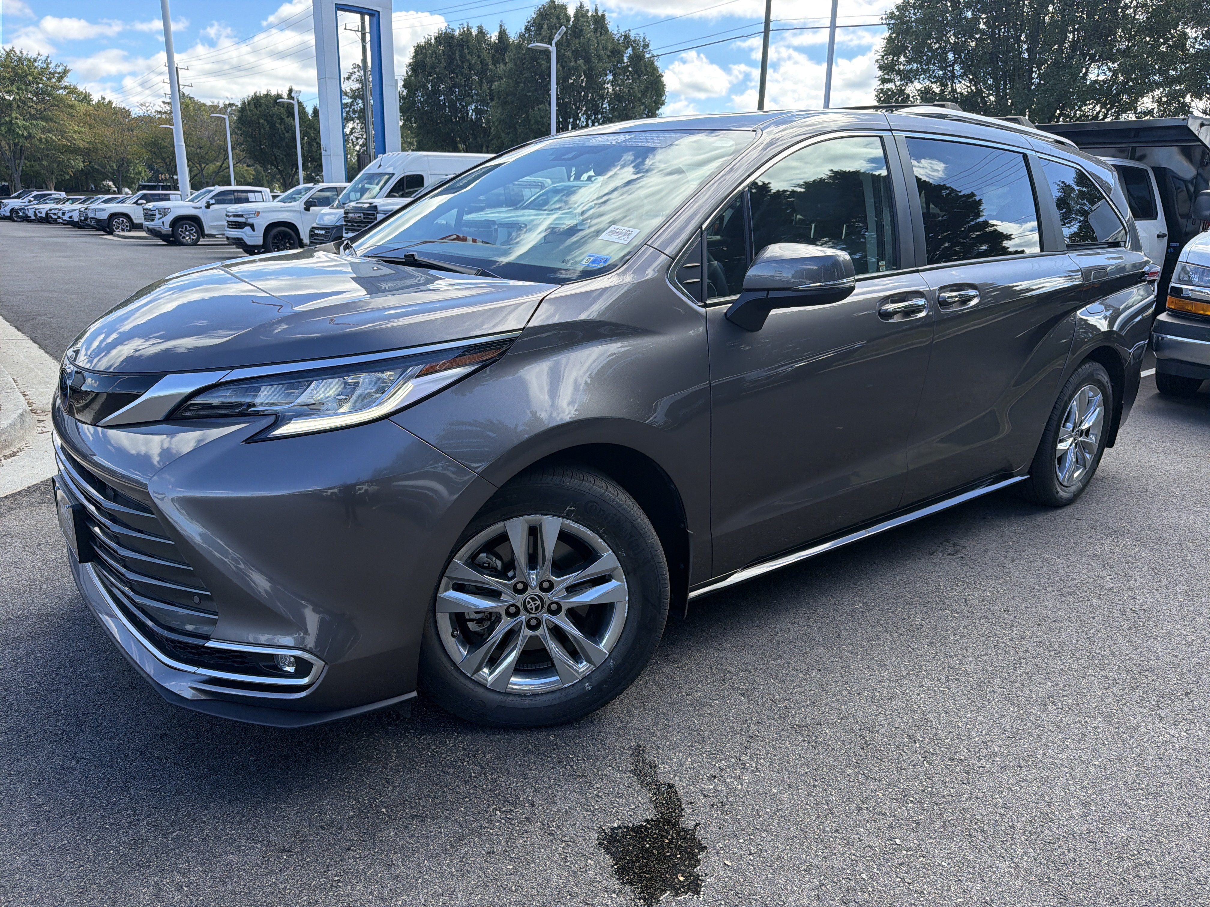 Used 2024 Toyota Sienna Limited AWD/4WD image 5